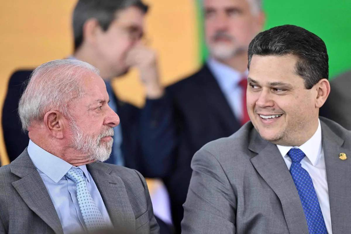Alcolumbre quer apoio de Lula para se manter no comando do Senado, e governo cobra avanço da 6x1