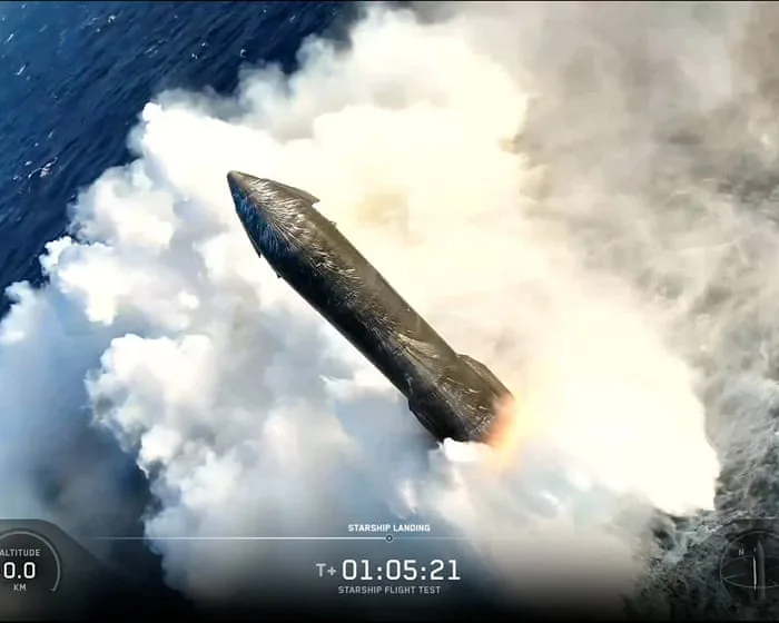 The moment SpaceX Starship spotted off Christmas Island landed in Indian Ocean – video