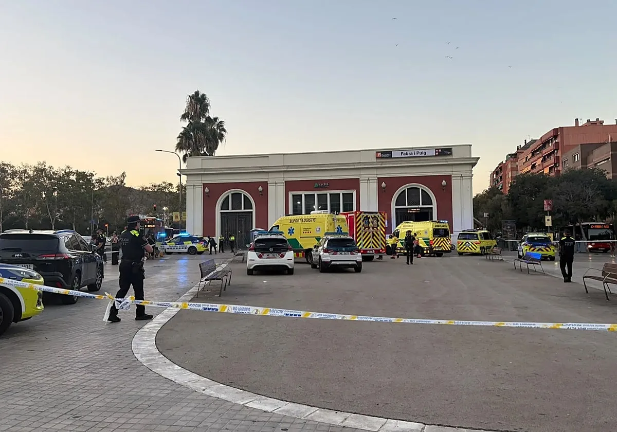 Tres heridos tras la caída del falso techo en la estación de Fabra i Puig en Barcelona