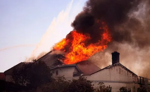 Incendio forestal arrasa con mansiones de Los Ángeles; bomberos reportan 188 hectáreas afectadas