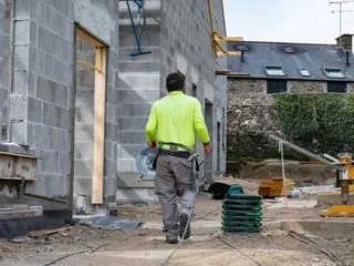 Des ouvriers tombent sur un coffre rempli d’or caché dans un mur en Belgique : le trésor est estimé à 9 millions d’euros