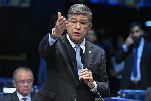 Oposição pede CPMI para investigar influência por Lulinha no governo