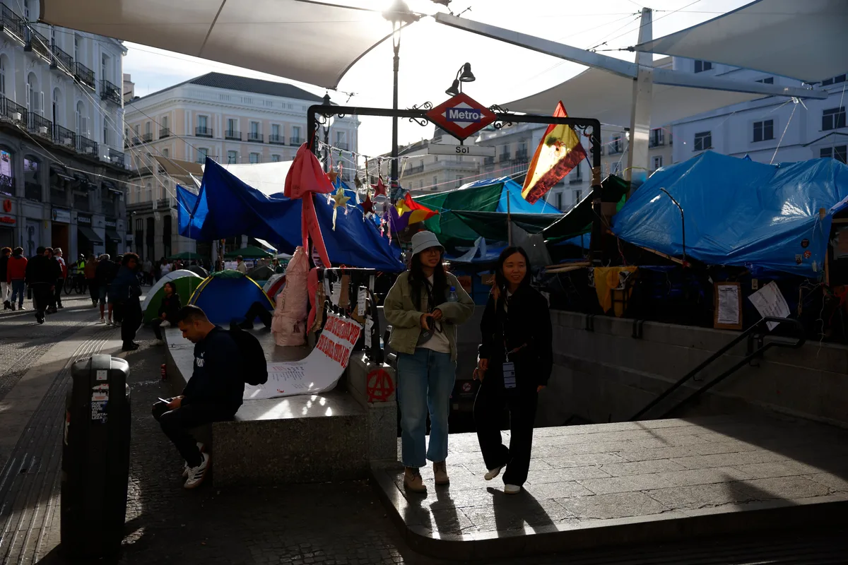 Ayuso cierra la estación de metro Sol para realizar tareas de limpieza: “Hay condiciones de insalubridad dentro”