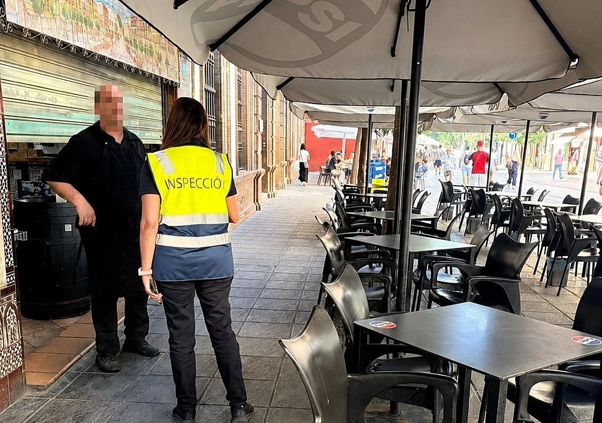 Lipasam exige a los bares y comercios de Sevilla que mantengan limpia su área de influencia