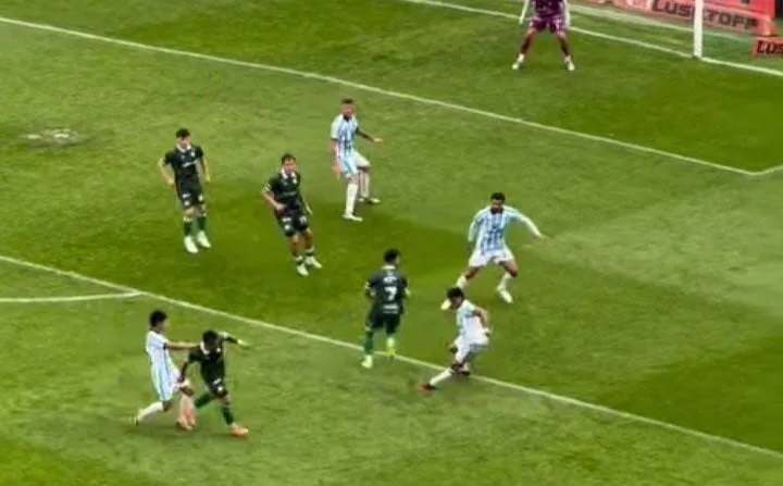 Ferro Carril Oeste venció a Racing de Córdoba y quedó a un paso de la final por el ascenso a primera división