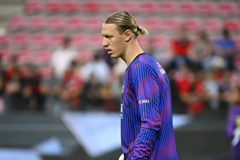 Frayeur pour Safonov avant Lille-PSG, après un choc à la tête pendant l'échauffement