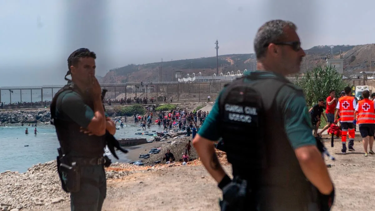 Expulsados cuatro marroquíes por lesionar a tres guardias civiles en Ceuta