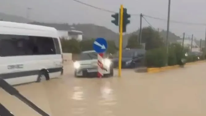 Regenflut auf Rhodos - 200 Liter pro Quadratmeter: Insel versinkt im Wasser