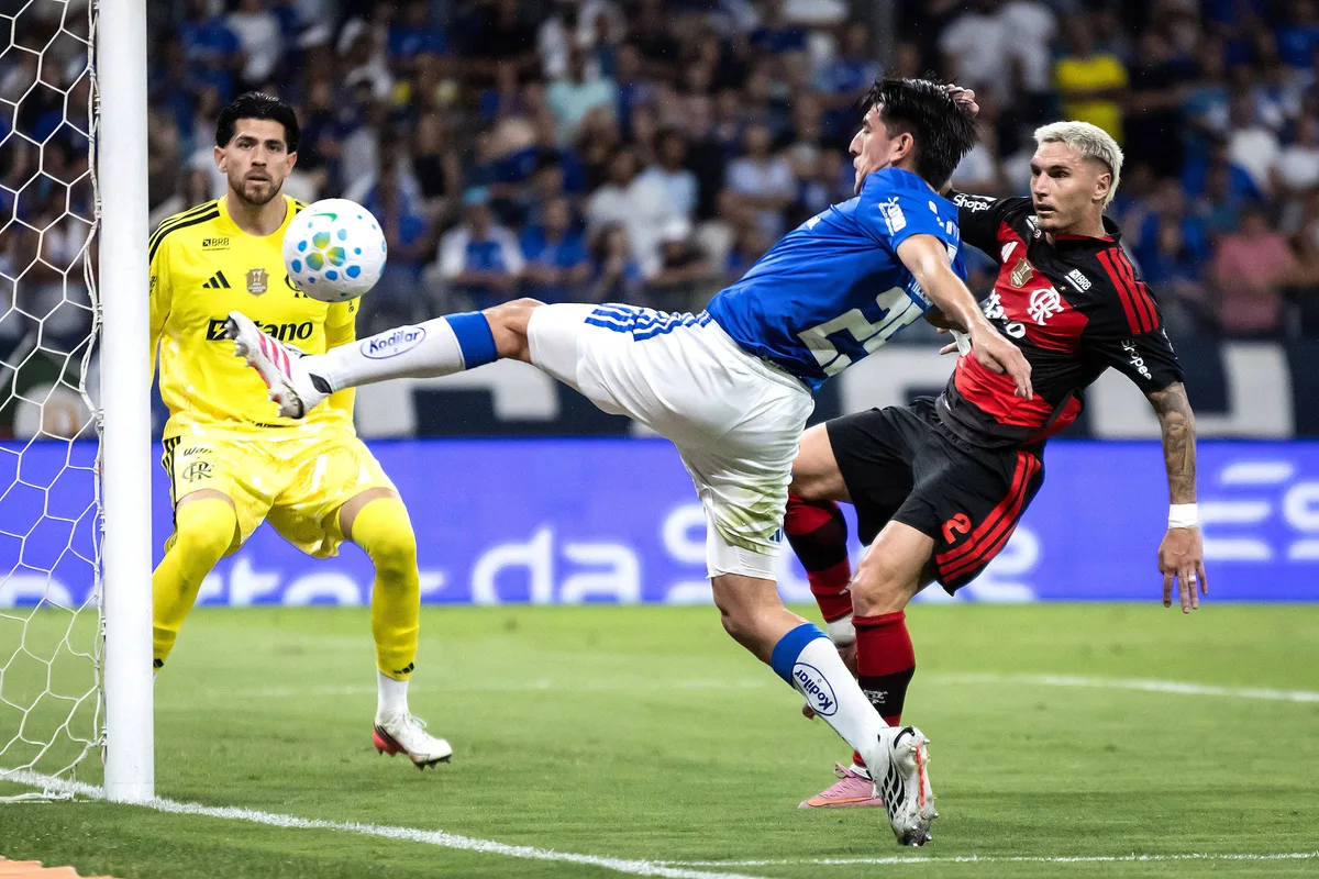 Flamengo cede virada para o Cruzeiro e segue vice-líder do Brasileirão