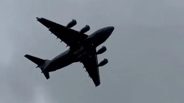 Avião militar norte-americano aterra em Moscovo. EUA e Rússia em silêncio