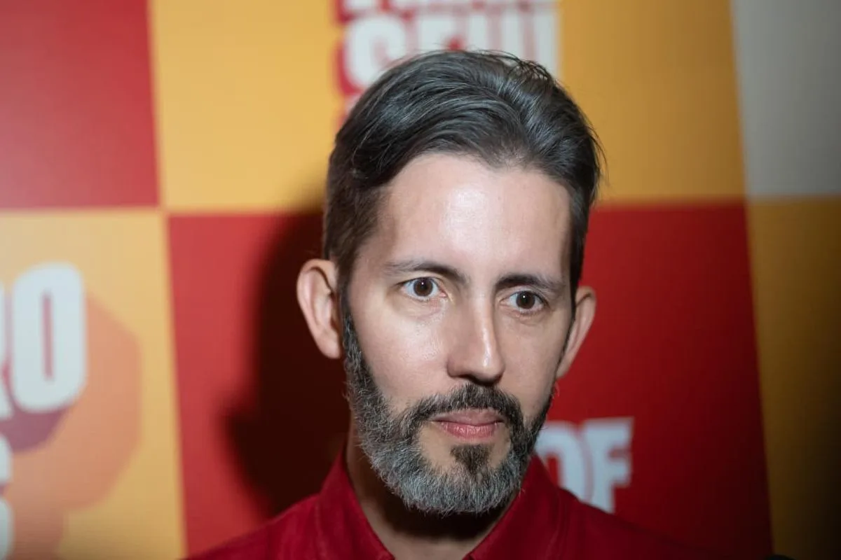 Grass promete reajuste a professores e diz que Agnelo não será secretário