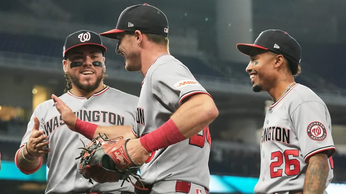 Nationals’ Young scales fence and makes ridiculous catch to turn two