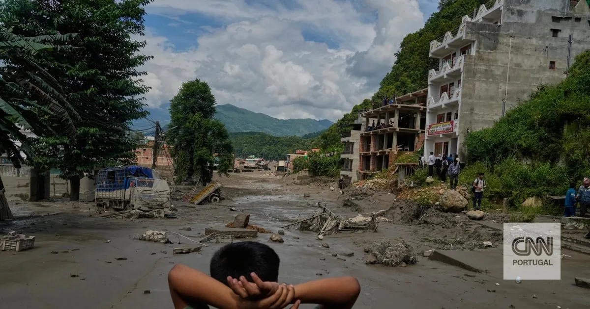 Número das vítimas mortais de enxurrada no Nepal sobe para 633