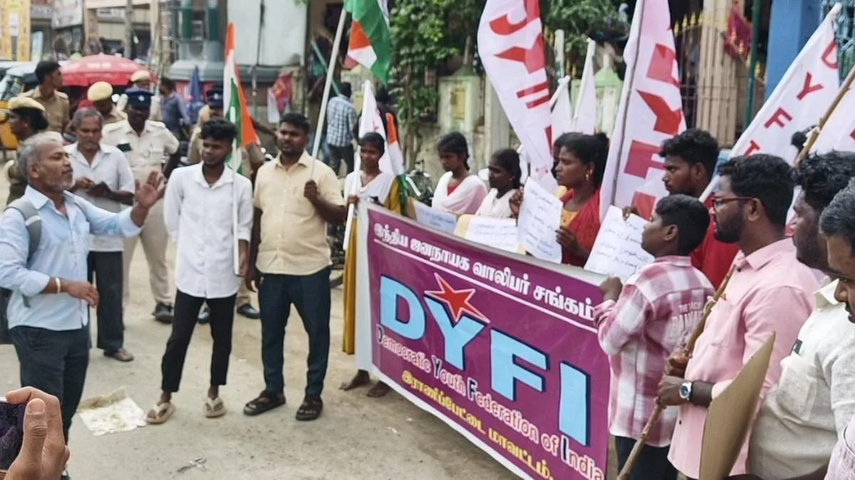 DYFI blocks key stretch in Sholingur town demanding CEC Gyanesh Kumar’s resignation