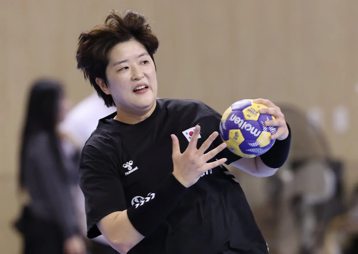 ‘몸풀 듯 가볍게’…여자 핸드볼, 홍콩 48-16 완파
