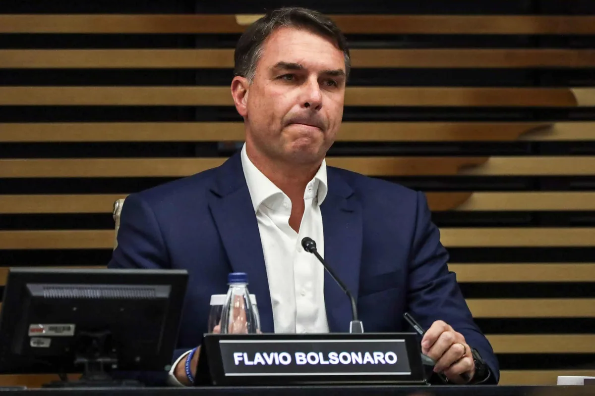 Flávio Bolsonaro ignora salário-mínimo em plano de governo e não garante valorização da renda dos trabalhadores