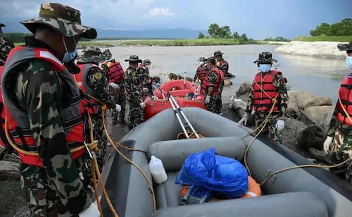 Sube a 781 cifra de muertos por inundaciones en Nepal; inician los entierros masivos