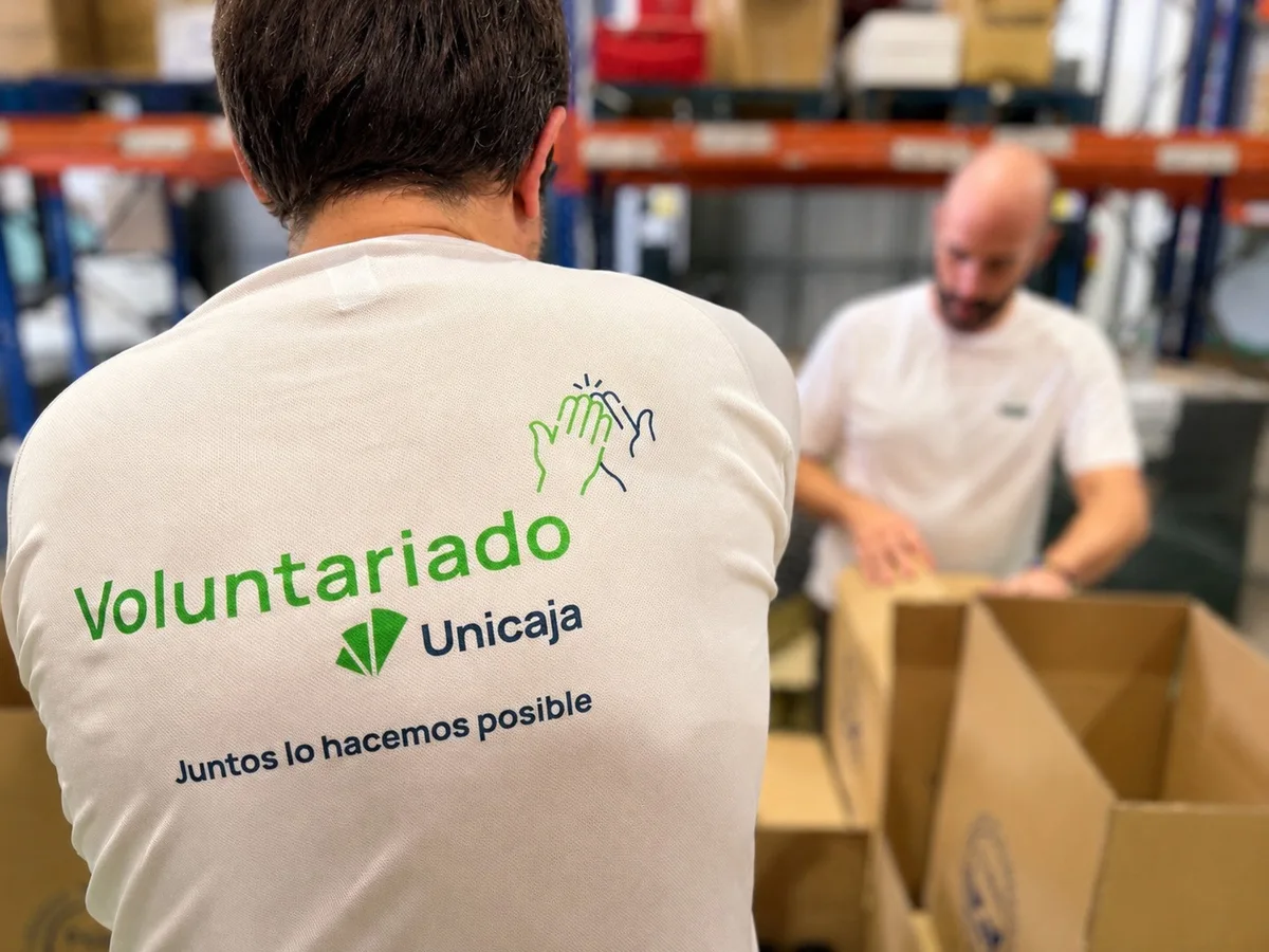 Voluntarios de Unicaja colaboran con Bancosol y participan en el envío de material para niños de Honduras