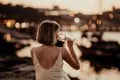 ¿Qué tienen que ver el calor extremo y una infancia complicada con el consumo de alcohol en adultos?