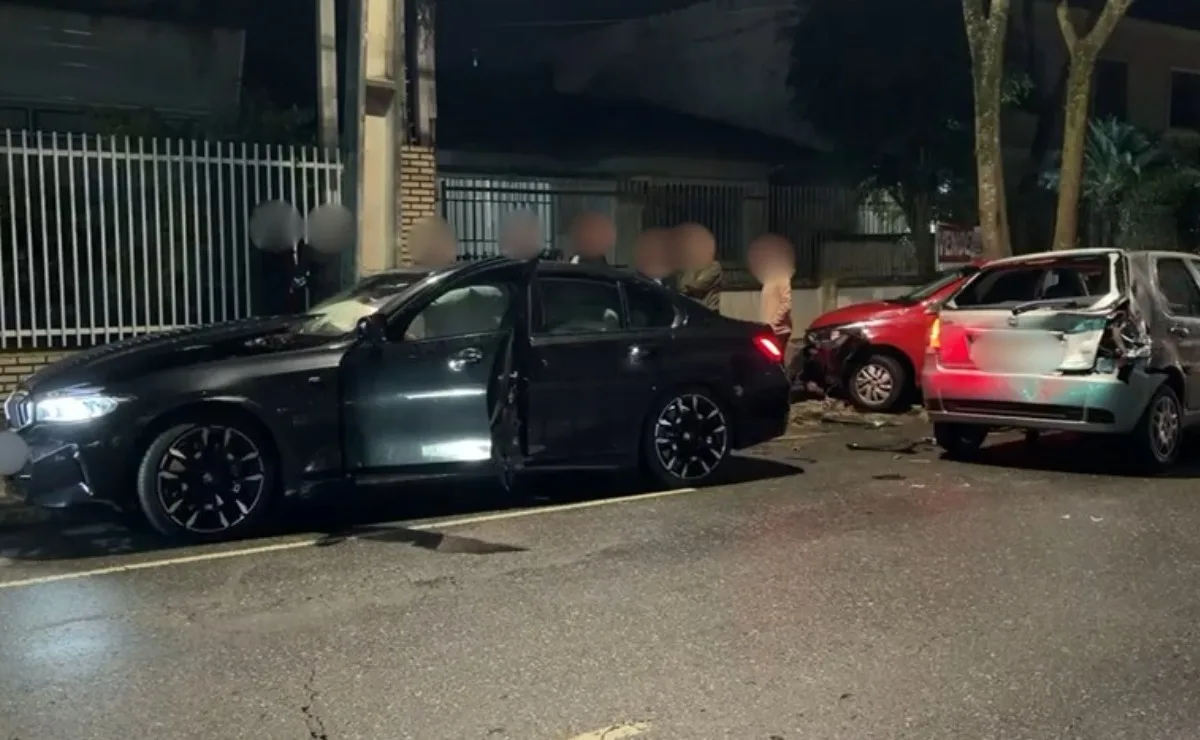 Enfermeira é atropelada e tem perna amputada após BMW perder o controle e atingir três carros durante curva em Curitiba