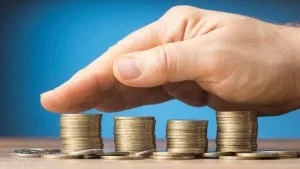 Taxas curtas fecham com altas leves em dia de noticiário eleitoral intenso