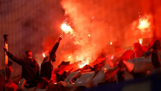 Pirotecnia, 7 heridos y 20 minutos de interrupción: así un club de los Países Bajos vetó a sus propios hinchas