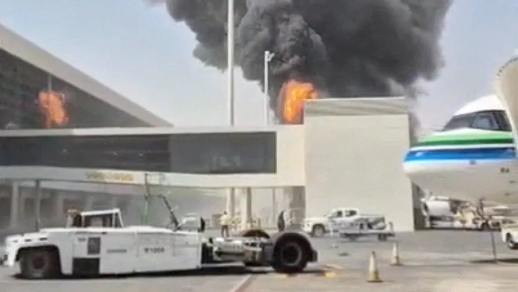 Les Houthis revendiquent plusieurs frappes contre l'aéroport de Riyad