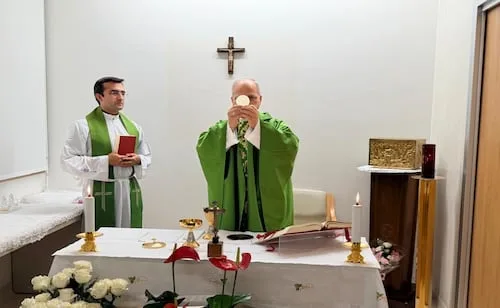 El Papa muestra "mejoría constante" y recupera autonomía, reporta el Vaticano; publica primeras imágenes de León XIV tras operación