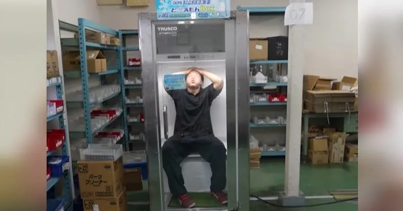 Japon. Contre les canicules, ces employés peuvent désormais utiliser... un réfrigérateur pour humains