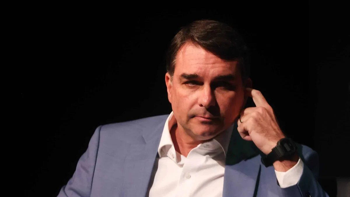 Flávio Bolsonaro será alvo de nova denúncia de corrupção, diz ex-aliado