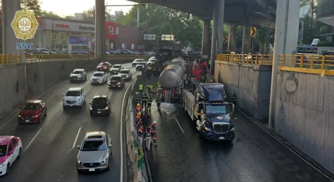Pipa de agua vuelca en carriles centrales de Periférico en CDMX: ¿Cuáles son las alternativas viales?