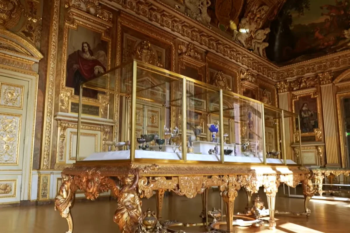 A un año del robo del siglo, el presidente del Louvre advierte: “Si no se adapta perderá muy pronto su esplendor y, a largo plazo, tendrá que cerrar sus puertas”