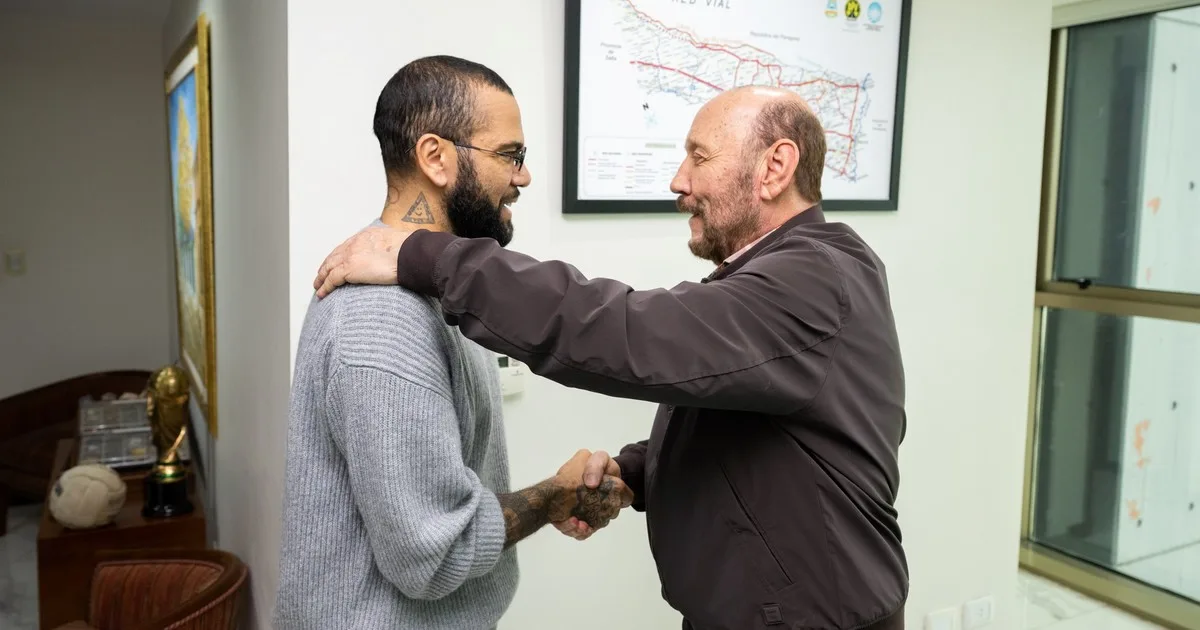 Dani Alves llegó a Formosa: reunión con el gobernador Insfrán en la previa de juntar multitudes como pastor evangelista