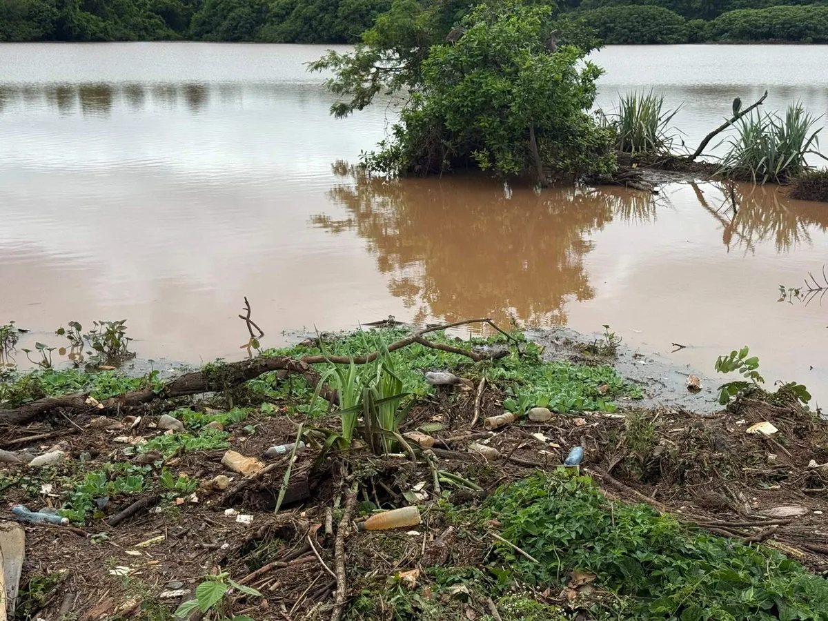 Água baixa no Lago do Amor e deixa para trás lixo espalhado pelas margens