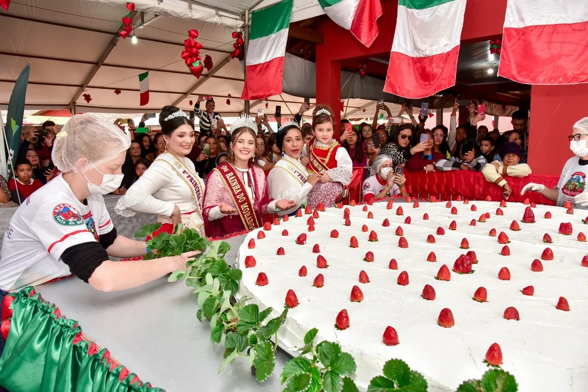 Tortas gigantes de morango e show com Henrique e Diego são destaques de festa no ES