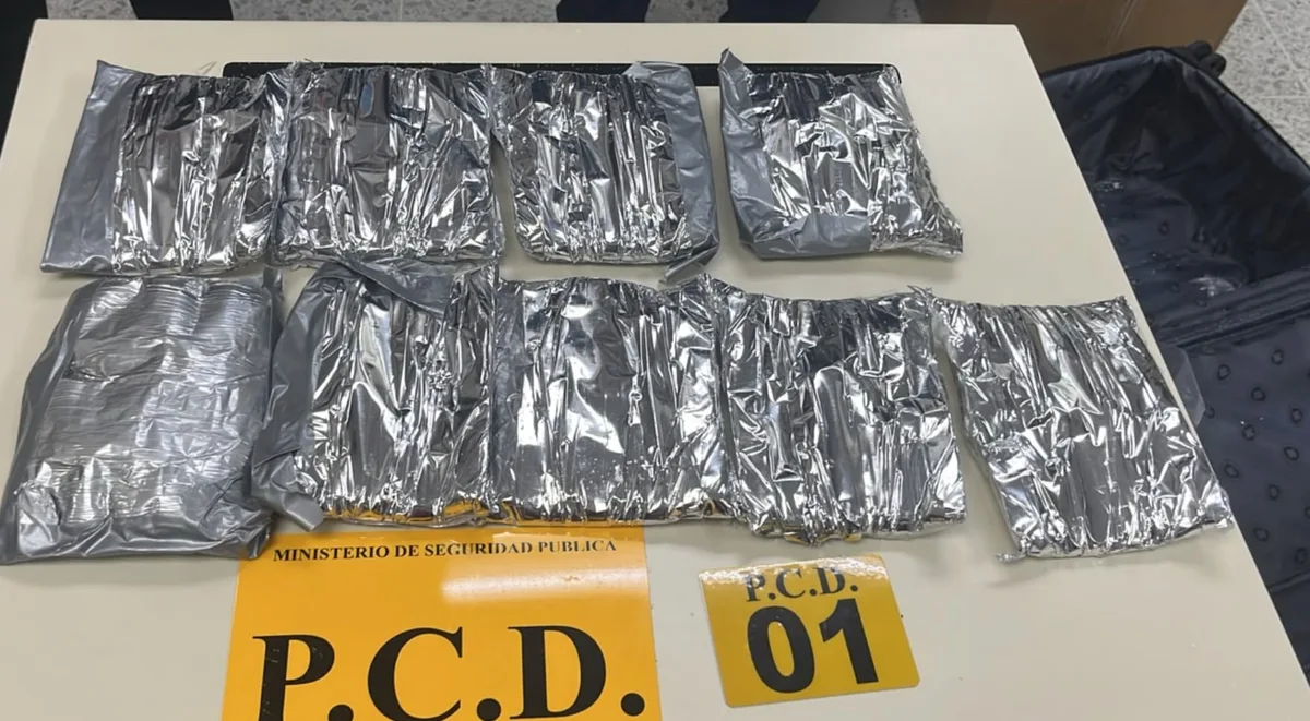 Detienen en aeropuerto de Costa Rica a lituano con más de tres kilos de cocaína ocultos como papel para fax