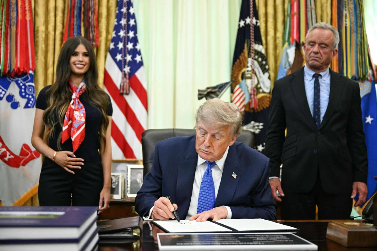 Trump assina ordem nos EUA e recomenda espaçar vacinas infantis