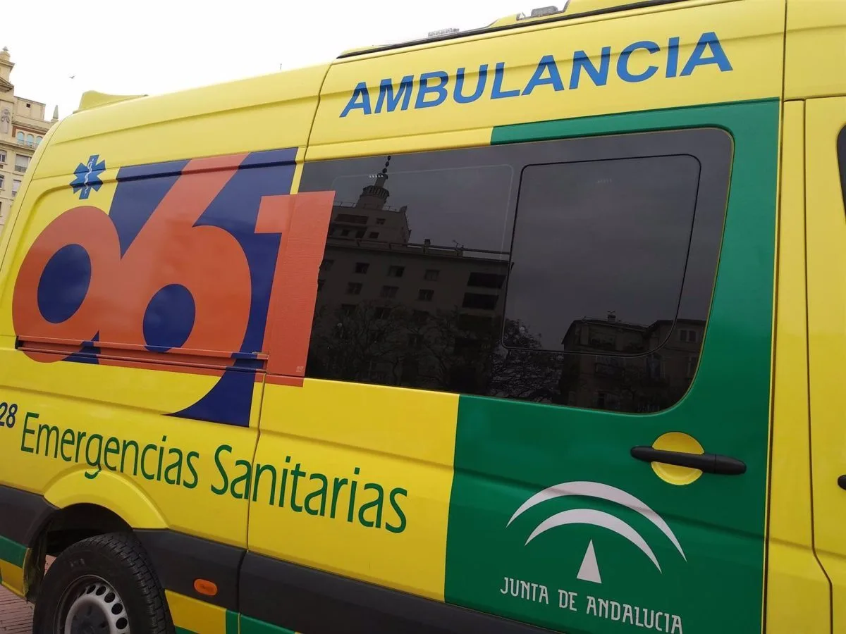 Un hombre ingresa grave en la UCI al caer y quedar su cabeza encajada en una mesa en la Feria de Málaga