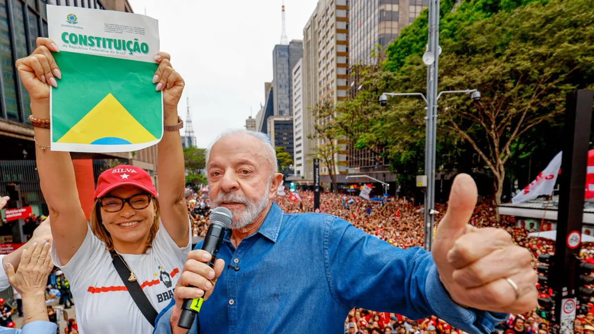 Lula anuncia PEC para gratuidade no transporte público aos fins de semana