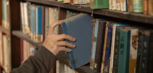 Künstliche Intelligenz: Kaufen und vernichten KI-Firmen massenhaft seltene Bücher?