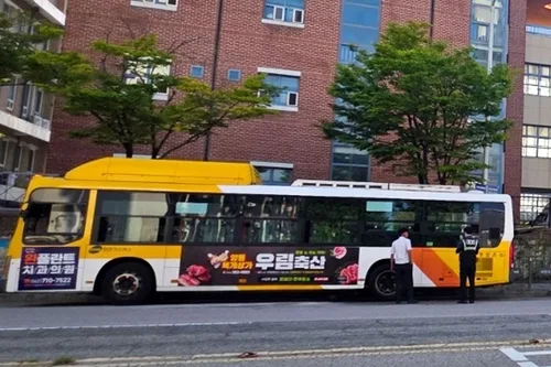 광주 도심 달리던 시내버스서 연기…5명 대피