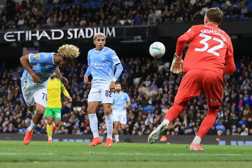 Avec une équipe remaniée et un but de Cherki, Manchester City écrase Norwich et se qualifie pour le 4e tour de la League Cup