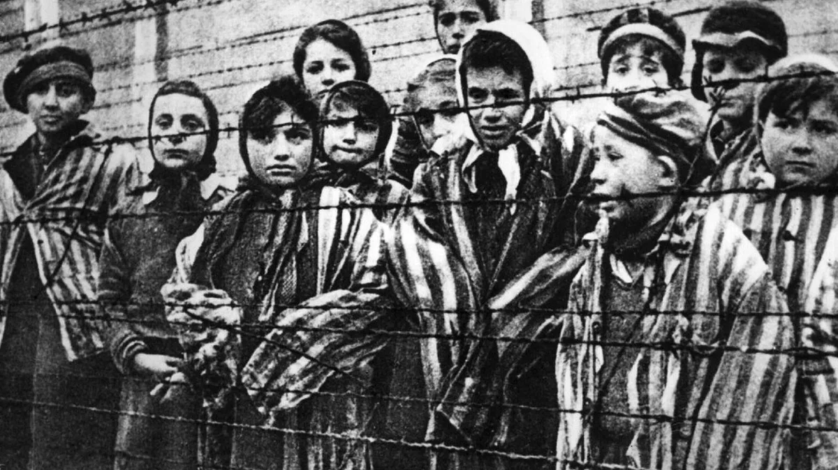 Eurodeputado polaco vai a tribunal por negar o Holocausto. Disse que câmaras de gás de Auschwitz eram “uma farsa”