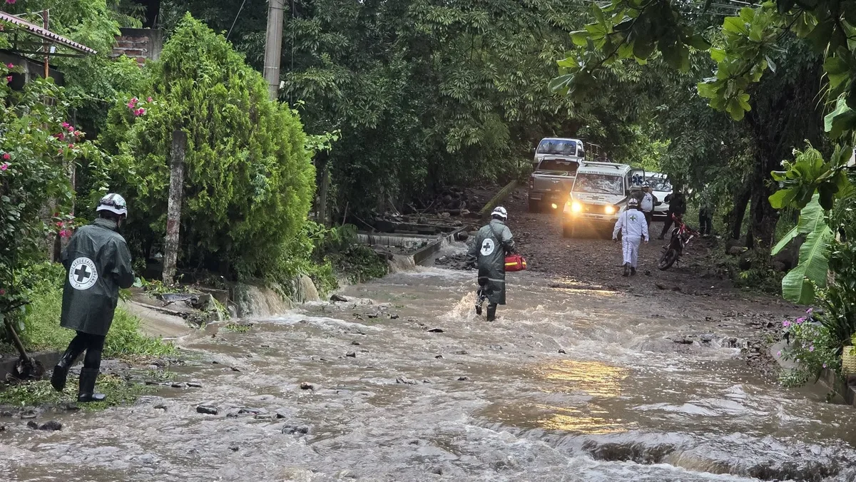 El Salvador: Cuerpos de socorro evacuaron a familias tras el desborde de un río en San Vicente Sur