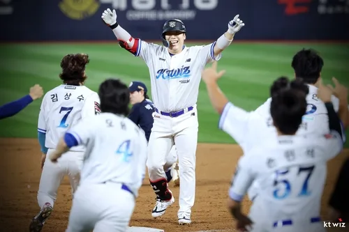 kt 1위 지킨 끝내기 한 방…김현수 "안타보다 승리가 기뻐"