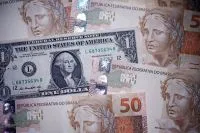 Dólar registra alta com mercado de olho em novos ataques no Golfo Pérsico