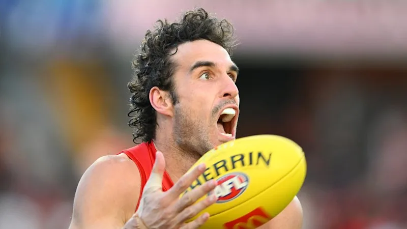 AFL LIVE: St Kilda Saints, Gold Coast Suns clash at Marvel Stadium as round 24 begins