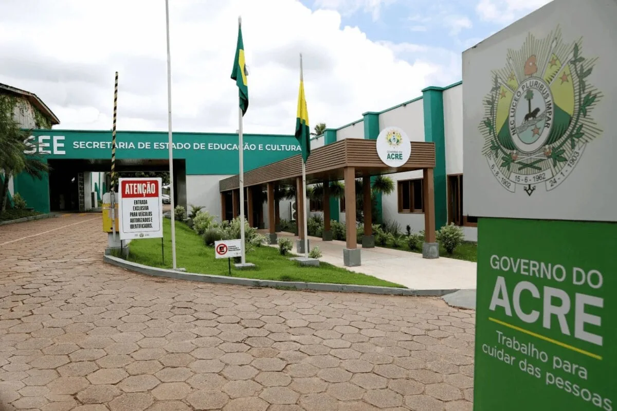 SEE convoca professora aprovada em seletivo para assinatura de contrato