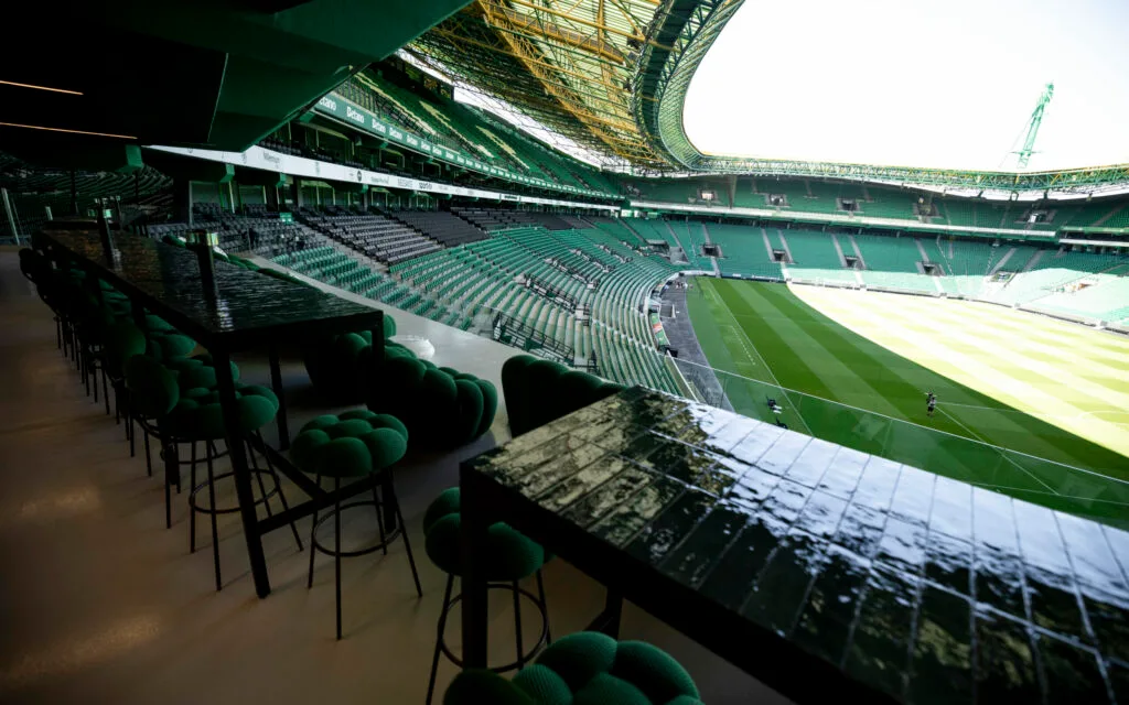 Roche Bobois cria lounge de 280 m² em Alvalade em acordo de três anos com o Sporting
