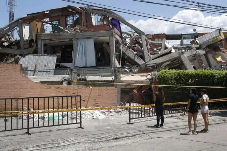 Ascienden a 285 las víctimas por terremoto de 7.4 en Colombia